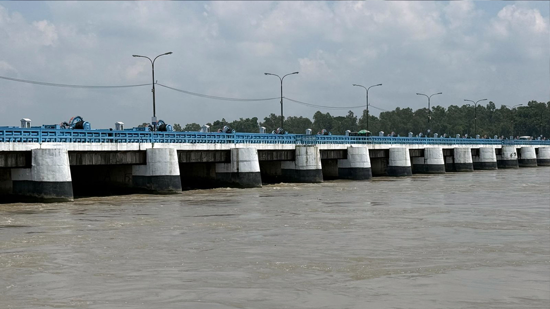 ওপারের ঢলে ফুলে-ফেঁপে উঠছে তিস্তা